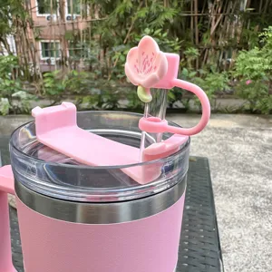 Set accessori per tazza rosa, copri cannuccia fiore di pesco e mensola supporto in silicone.