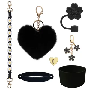 Stanley beker accessoire set met pluizige hart sleutelhanger en siliconen bodembeschermer.