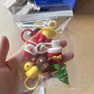 Vue détaillée de l'ensemble des jolies protections de paille en silicone de Noël.
