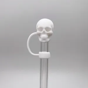 Dettaglio copri-cannuccia teschio in silicone bianco, copertura antipolvere Stanley 1cm.