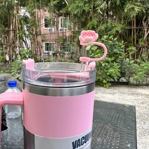 Bicchiere termico in acciaio inossidabile rosa con grazioso copripaglia a forma di fiore.
