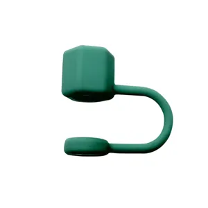 Copertura per cannuccia in silicone dado esagonale verde scuro dettaglio, pratico accessorio per tazza.