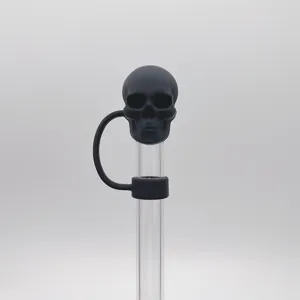 Vista dettagliata del copripaglia in silicone con teschio nero per 1 cm di paglia.