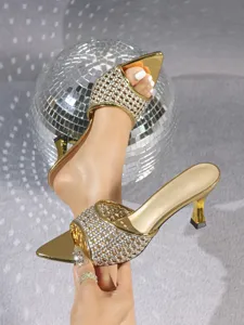 Elegante goldene Pantoletten mit Absatz für Damen, schicker spitzer Zeh und hoher Stilettoabsatz.
