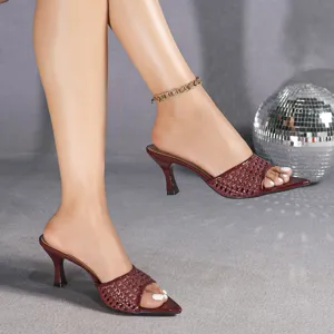 Burgunderrote gewebte High Heel Pantoletten mit spitzer Kappe und feinem Stiletto Absatz.