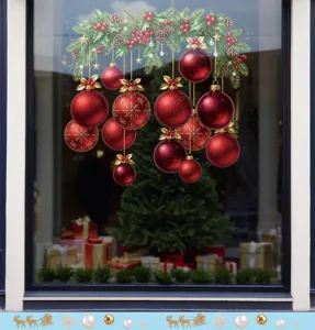 Vue détaillée des stickers de fenêtre boules de Noël rouges avec accents de pin festifs.