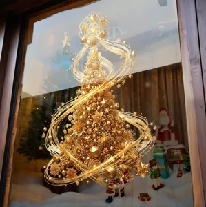 Vue détaillée d'un autocollant de fenêtre sapin de Noël géométrique doré avec lignes lumineuses.