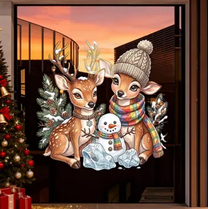 Detailansicht eines festlichen Weihnachtsfensteraufklebers mit süßen Rehen und Schneemann