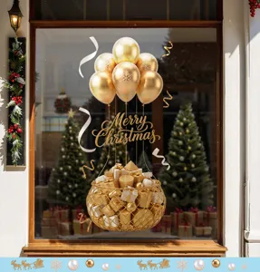 Detail van gouden kerst heteluchtballon raamsticker met geschenkmand en linten