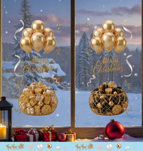 Detail van gouden kerstballonstickers op venster met besneeuwde achtergrond