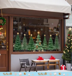 Pegatinas navideñas para escaparate con árboles de Navidad, copos de nieve y texto en vidrio.