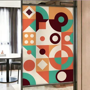 Vue détaillée du film dépoli pour vitre avec motifs géométriques pop art pour salle de bain.