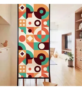 Vue détaillée d'un film dépoli géométrique pop-art rétro dans un intérieur de maison cosy.