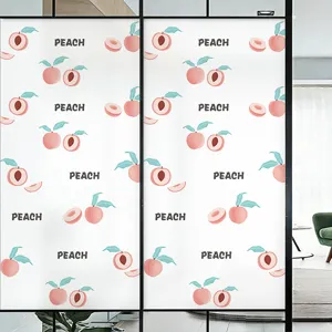 Detail van decoratieve matglasfolie met roze perzikpatroon voor privacy