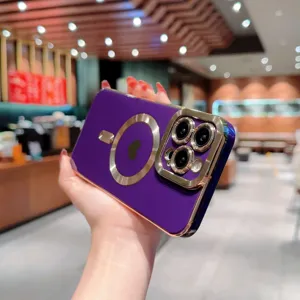 Vista dettagliata della custodia magnetica viola con bordo dorato e design a cuore