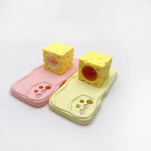 Detailansicht des süßen Käse-Druckspielzeugs und der gewellten Hülle mit feiner Handwerkskunst.