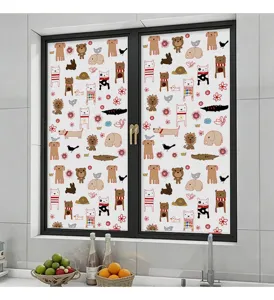Detailansicht der mattierten Fensterfolie mit niedlichen Comictieren auf einer Küchenglasscheibe.