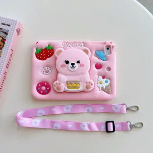 Vista dettagliata della custodia per tablet in silicone rosa con un simpatico orsetto 3D.