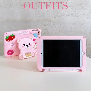 Bella custodia per tablet in silicone rosa con orsetto simpatico, supporto e porta penna.