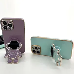Detailansicht der 3D-Astronauten-Handyhülle, kreatives Klappständer-Design, glänzendes Cover.