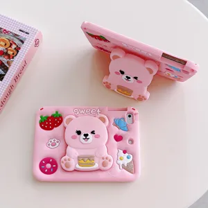 Custodia per tablet con orsetto rosa kawaii con supporto per torta e porta penna.