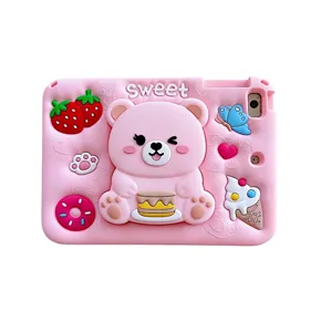 Vista dettagliata della custodia per tablet in silicone rosa con simpatico orsetto 3D e dolci.