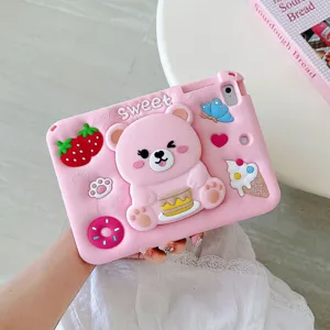 Custodia per tablet orso rosa dettaglio, simpatico design torta 3D con supporto flessibile.