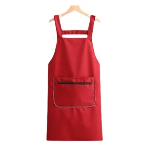 Tablier de cuisine rouge imperméable avec poche zippée avant et bretelles pratiques.