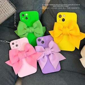 Dettaglio della cover iPhone in silicone con fiocco 3D chic e colori vivaci brillanti.