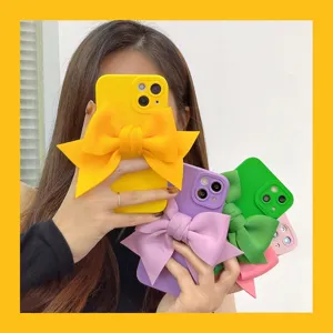 Dettaglio della custodia per telefono in silicone con fiocco 3D, colori vivaci e stile.