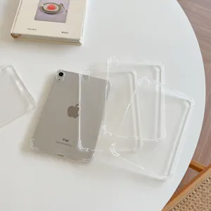 Vue détaillée de coques de protection transparentes pour tablettes sur table blanche.
