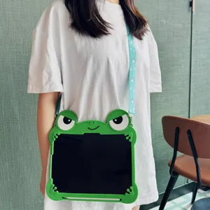 Custodia per tablet in silicone verde rana con tracolla, primo piano dettagliato.