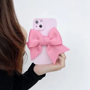 Dettaglio primo piano cover telefono con fiocco rosa, accessorio di protezione chic
