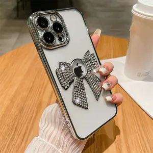 Gedetailleerd overzicht van luxe strass strik telefoonhoesje met galvaniseerframe en lensbescherming.