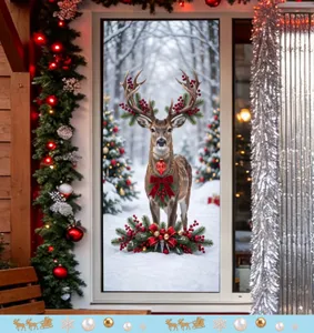 Vue détaillée d'un autocollant statique de renne de Noël festif posé sur une vitre de porte.