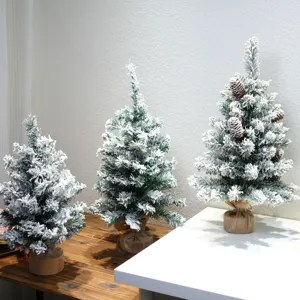 Mini künstlicher schneebedeckter Weihnachtsbaum Detailansicht für die schöne Tischdeko.