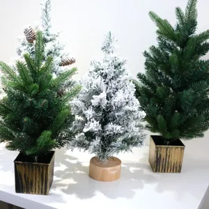 Mini Weihnachtsbaum Details, künstliche Tischdeko, schneebedeckte Tannenzweige in Töpfen.