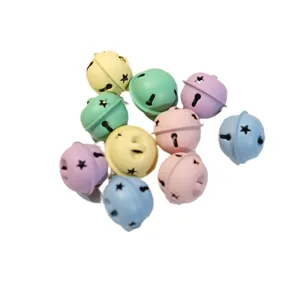 Campanelle macaron colorate con intagli a stella, ideali per alberi di Natale e scatole regalo.