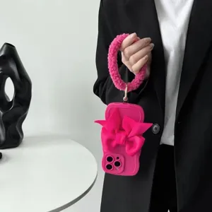 Cover rosa vivo con grande fiocco e laccetto in peluche morbido, vista di dettaglio.