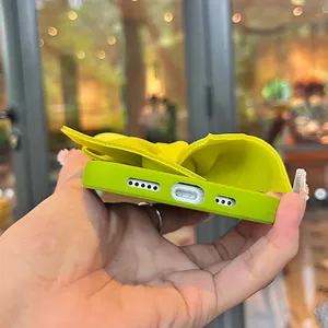 Cover per telefono in silicone con grande fiocco giallo, dettagli delle porte visibili.
