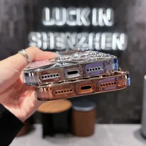 Vue détaillée de coque de téléphone strass galvanisée avec papier pailleté pour iPhone.
