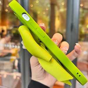 Custodia per cellulare verde con fiocco in tessuto, elegante cover protettiva per smartphone.