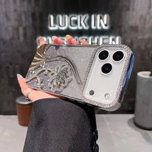 Détail de coque de téléphone strassée de luxe avec paillettes et relief floral 3D.