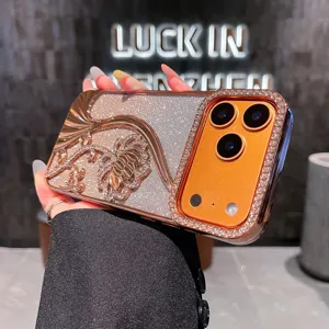 Gros plan détail de l'étui de téléphone luxueux plaqué fleurs strass avec papier pailleté.