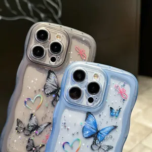 Detail van glinsterende vlinder golvend telefoonhoesje compatibel met iPhone 15 Pro Max.