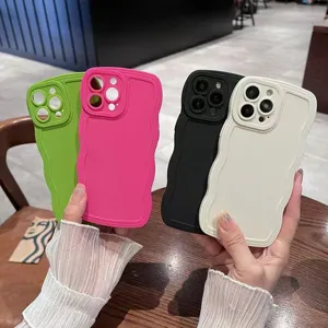 Cover per telefono in silicone ondulato con protezione fotocamera totale e antiurto.