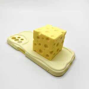 Nahaufnahme des süßen gelben Käse-Stressspielzeugs auf der wellenförmigen Silikon-Handyhülle.