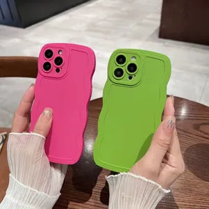 Custodia protettiva in silicone ondulato con protezione fotocamera completa e cover morbida per smartphone.