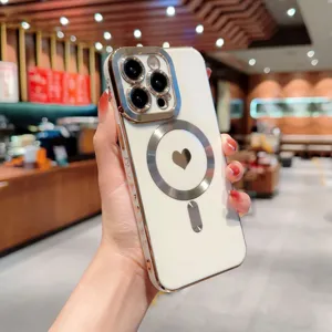 Vista dettagliata della custodia magnetica placcata di lusso con cuore e protezione lente.