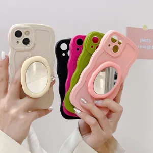 Detailansicht der farbigen flüssigen Silikon-Wellhandyhülle mit Make-up-Spiegel-Ständer für iPhone.